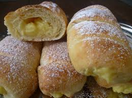 Serviti nei ristoranti come dessert da gustare nel loro formato originale o in versione mignon, i cannoli siciliani incantano con le loro tipiche bolle e la luccicante crema di ricotta dalle vetrine delle pasticcerie. Cannoli Con Pasta Madre Ripieni Di Crema Creando Si Impara