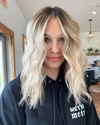 A L Y S S A ☀️ • • • For miss Alyssa we did a heavy highlight and root  smudged her after with shades EQ 4nb