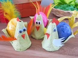 Zu ostern kann man das osterkörbchen mit farbigen eiern und süßigkeiten dekorieren und verschenken. Ideas4parents