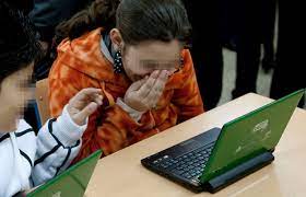 Mil padres de colegios afines al Opus se rebelan contra las pantallas: Los  niños se distraen y acceden al porno | España