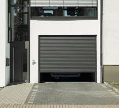 Mit Einem Rolltor Oder Einem Deckenlauftor Konnen Sie Den Garagen Vorplatz Voll Nutzen Garagentor Garage Roma Home Eigenhei Rolltor Garagentor Traumhaus