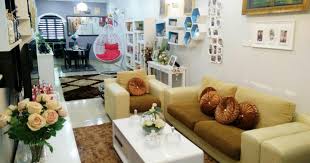 Fungsi ruang tamu yang cukup fundamen juga mengharuskan rumah menjadi tempat layaknya istana yang tak tergantikan bagi keluarga/penghuninya, selain ruang tamu sebagai tempat santai dan menjamu. 9 Tip Tentang Hiasan Dalaman Rumah Teres Yang Telah Dikongsi Lebih 32000 Kali Di Facebook