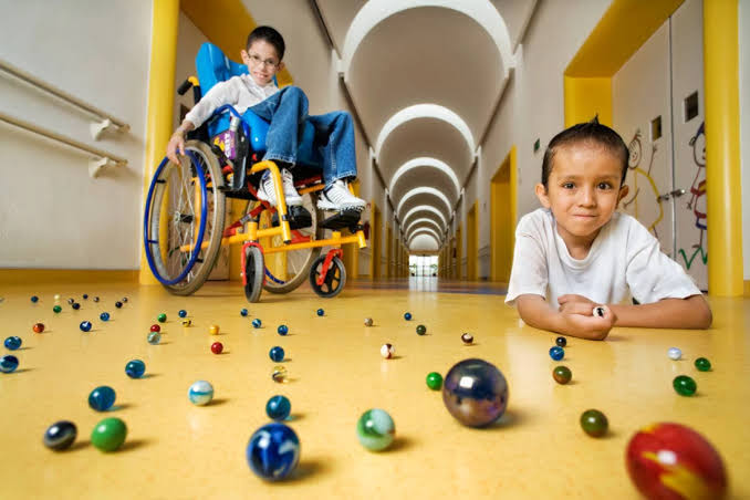 Rehabilitación infantil e inclusión en México, generada por IA