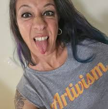 Markers for drawing with non-bleeding paint