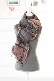 Nun kann man anfangen, sich jede technik anzueignen oder aber man entscheidet sich für eine art die einem selbst besonders gut gefällt. 10 Arten Einen Schal Stylish Und Kreativ Zu Binden