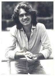Riccardo fogli è nato a pontedera il 21 ottobre 1947, è un bassista ed un cantante. Noi Che Amiamo I Pooh Riccardo Fogli Pontedera 21 Ottobre 1947 E Un Cantante Italiano Voce E Bassista Dei Pooh Tra Il 1966 Ed Il 1973 Poi Vincitore Da Solista Di
