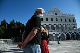 Άκουσε εγώ είμαι η παναγία. Enas Diaforetikos Dekapentaygoystos Sthn Panagia Ths Thnoy Maskes Apostaseis Akoma Kai Prostateytikes Stoles Photos