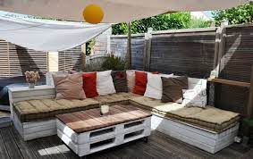 Un jardin dans lequel on se sent bien. Salon De Jardin En Palette 35 Diy Pour Fabriquer Ses Meubles En Palette