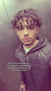 Junge Nimmt Mädchen in Den Arm