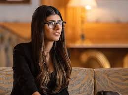 Mia khalifa didn't back down and pointed out that hollywood depicts muslims in a much worse way than she ever could. Mia Khalifa Celebra 1 Milhao De Assinaturas Contra Exposicao De Seus Videos 29 06 2020 Uol Entretenimento
