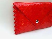 Evde Boyali Sac Rengi Nasil Acilir Bir Kuafore De Gidilse Yapilacak Islem Aynidir Oncelikle Koyu Sacta Personalized Accessories Home Accessories Present Day