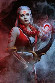 Bearing her crescent moonblade, diana fights as a warrior of the lunari—a faith all but quashed in the lands around mount targon. Lina Aster Photography Blood Moon Diana League Of Legends