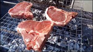 Con il supporto di cottura potrai preparare il tuo antipasto, i contorni e il il versatile supporto amplia le possibilità di cottura rivestendo il ruolo di seconda griglia posizionata sopra la griglia principale. Cottura Fiorentina Alla Brace Su Barbecue Youtube