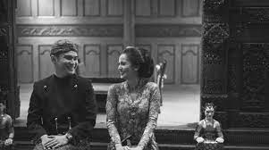 Foto prewedding ala jawa dengan background rumah adat jawa atau rumah joglo merupakan konsep yang elok dan keren. Mengusung Adat Jawa Potret Prewedding Deretan Seleb Ini Lekat Dengan Kesan Klasik Dan Romantis