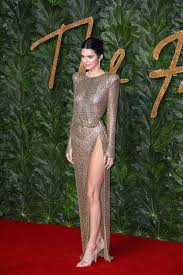 ケンダル・ジェンナー、「乳首」が完全に透けてる大胆ドレスで公の場に - FRONTROW