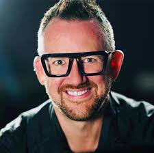 Tijdens koningsdag geen showversie van zichzelf te geven. Adam K Roberts Backstage