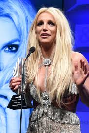 The first post contained a photo of a slushy orange drink with a lemon garnish and a second pic of a decorative owl statue made up of smaller, ornamental pieces. Britney Spears Vormundschaft Hat Meine Traume Zerstort Gala De