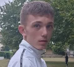 Agathe, 28 ans : terrible découverte ce midi, le corps d'un lycéen vient  d'être... Voir le 1er commentaire