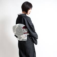 浴衣の次はデニム着物で そろそろ秋の準備としてデニム着物はいかがでしょうか 柔らかい生地と着やすさで人気の高い商品です チャコールはお色味としてもめずらしいのではないでしょうか ステッチの赤が差し色となっておしゃれです デニム着物はなんと