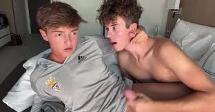 Friends put on sexy show - ThisVid.com