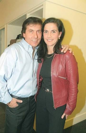 Photo : Frank Michael et sa fille Sandra dans les coulisses de L'Olympia, à  Paris, le 21 janvier 2001. - Ode (Purepeople)