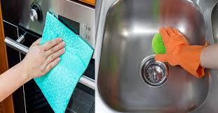 Paso 1 vacía el cubo de la basura y cambia las bolsas de basura. Como Limpiar Una Cocina De Acero Inoxidable