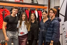 Atriz relata o estado atual do namorado de sara carreira. Famosos Na Apresentacao Da Nova Coleccao Da Marca Mais Young E Cool Do Grupo Armani Stars Online