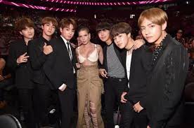 A lo largo de su carrera, ha creado una amistad con artistas como max, halsey y iu, con quienes ha creado varias colaboraciones musicales. ë°©íƒ„ì†Œë…„ë‹¨ Bts Twt Twitter Halsey Bts Billboard Bts Boys