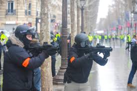 Malgré un dispositif important, des incidents ont éclaté en marge des la mobilisation des gilets jaunes. Manifestation Des Gilets Jaunes Le 15 Decembre A Paris Reflets Info