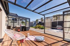 Sur une terrasse ou un balcon ,étant généralement plus petits qu'un jardin, les mobiliers qui s'y trouvent se doivent de s'adapter à cet espace. Qu Est Ce Qu Une Veranda Retractable Gustave Rideau