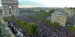 Les notes des three lions ! Les Champs Elysees Noirs De Monde Apres La Victoire Des Bleus Face A La Croatie