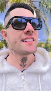 Pai que dança junto, cuida, ensina… E ainda arrasa no estilo com Uai  Sunglass 🖤 Porque ser pai também é se jogar na brincadeira, dar o exemplo  e proteger com amor –