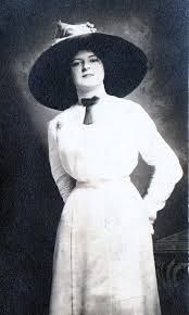 Fashion includes a series of sequins and gold thread to. Pin Ot Polzovatelya Missdinahfreeman Na Doske It S Black It S White