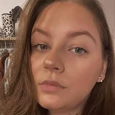 Alicia Quillen's Instagram, Twitter & Facebook