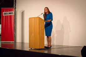 Im jahr 2004 begann anlässlich der agenda 2010 die debatte über die gründung einer partei links der spd und den grünen. Janine Wissler En Twitter Tolle Veranstaltung Mit Urban Priol Gestern In Frankfurt Der Raum War Mit 800 900 Menschen Proppenvoll