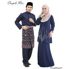 Akan tetapi, bila diamati lebih lanjut, terdapat perbedaan pada tidak adanya saku serta bentuk kerahnya. Buy Set Couple Baju Melayu Dan Kurung Moden Harga Tak Termasuk Sampin Seetracker Malaysia