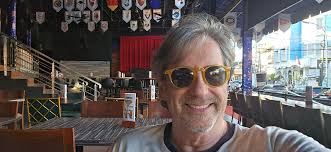 En Kuta, Bali. Comiendo fish and chips! Si muy britanico pero es lo unico  decente aqui! Luego hay otros muchos mejores restaurantes como el Bluefin  (japonés donde vine la primera vez en