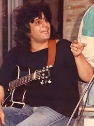Considerato insieme a pino daniele come uno dei punti di riferimento della musica partenopea, nino d'angelo si è distinto oltre che per i numerosi progetti musicali, anche per molte pellicole di successo. Pino Daniele Nero Del Tutto Blogaccio