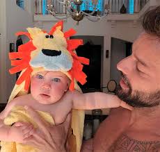 As it turns out, the singer and husband jwan yosef are the proud parents to another beautiful child. Ricky Martin Encanta A Web Ao Compartilhar Clique Fofo Da Filha Dona Dos Meus Sonhos Estrelando
