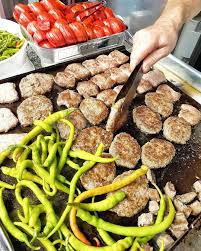 bergama da ciceksever kofte salonu na da ugradik iki cesit kofte ve ciger denedik tabiki yaninda piyaz da vardi piyaza kesinlikle kofte yemek pastalar