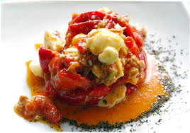 Peperoni sott'aceto con tonno e acciughe. Antipasto Di Peperoni Bolliti Uovo Acciuga E Tonno