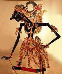 Gatotkaca adalah putra bima/werkudara, dengan dewi arimbi, putri prabu arimbaka, raja raksasa negara pringgondani dengan raseksi hidimba. Wayang Koclok Gatotkaca Judeg Kompasiana Com