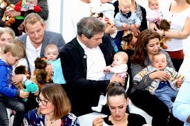 Hier ein blick auf seine frau, die mutter von drei kindern. Markus Soder En Twitter Die Ubernahme Der Ehrenpatenschaften Fur Drillinge Durch Den Ministerprasidenten Ist Eine Besondere Anerkennung Fur Die Familien Wir Freuen Uns Mit Den Kinderreichen Familien Und Unterstutzen Sie Denn Bayern