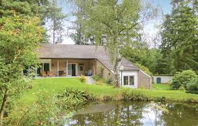 Spielplatz mit großem trampolin, elektrischer schaukel u.a. Ferienhaus Euskirchen Kirchheim Deutschland Novasol