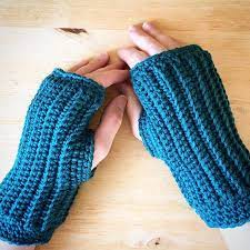 Worked up in a neutral shade of gray, these crochet fingerless gloves feature the popular star stitch pattern and a cute button detail. Pattern Crocheted Fingerless Gloves Simply Cozy