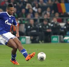 Der linke außenverteidiger dennis aogo wird vom hamburger sv. Schockdiagnose Schalkes Aogo Droht Nach Knieverletzung Saisonaus Welt