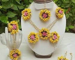 Charming Yellow Bridal Floral Set For Wedding Haldi Mehandi Etsy In 2020 Flower Jewellery For Haldi Flower Jewellery Wedding Flower Jewelry