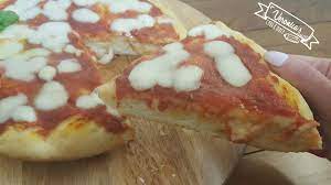Ci sono due scuole di pensiero per la pizza fatta in casa. Pizza Alta E Soffice La Super Ricetta Perfetta E Appetitosa