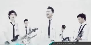 verse 2 kaulah watak utama dalam setiap drama yang sering dimainkan menjadi kegilaan begitulah kita ditakdirkan. Lirik Lagu Suatu Hari Wonder Boys Diadona Id