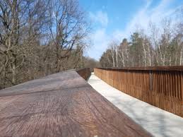 En dat is nog niet alles, tegen eind 2020 moet een 275 meter lange brug de knooppunten 550 en 551 in het nationaal park hoge kempen verbinden. Fiets En Voetgangersbrug Fietsen Door De Heide Maasmechelen Hout In De Gww